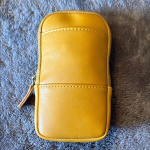 Like New Men’s ZARA MAN Yellow Leather Sling Bag. Front Pouch Pocket Crossbody